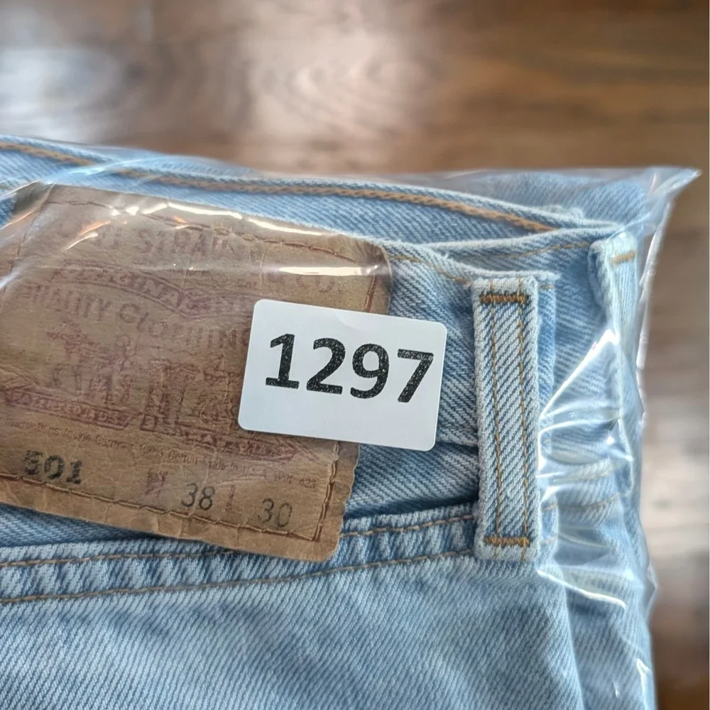 Vintage Levi's 501‎ Made in USA 1998 Light Wash Button Fly Mens W38 L30 Denim